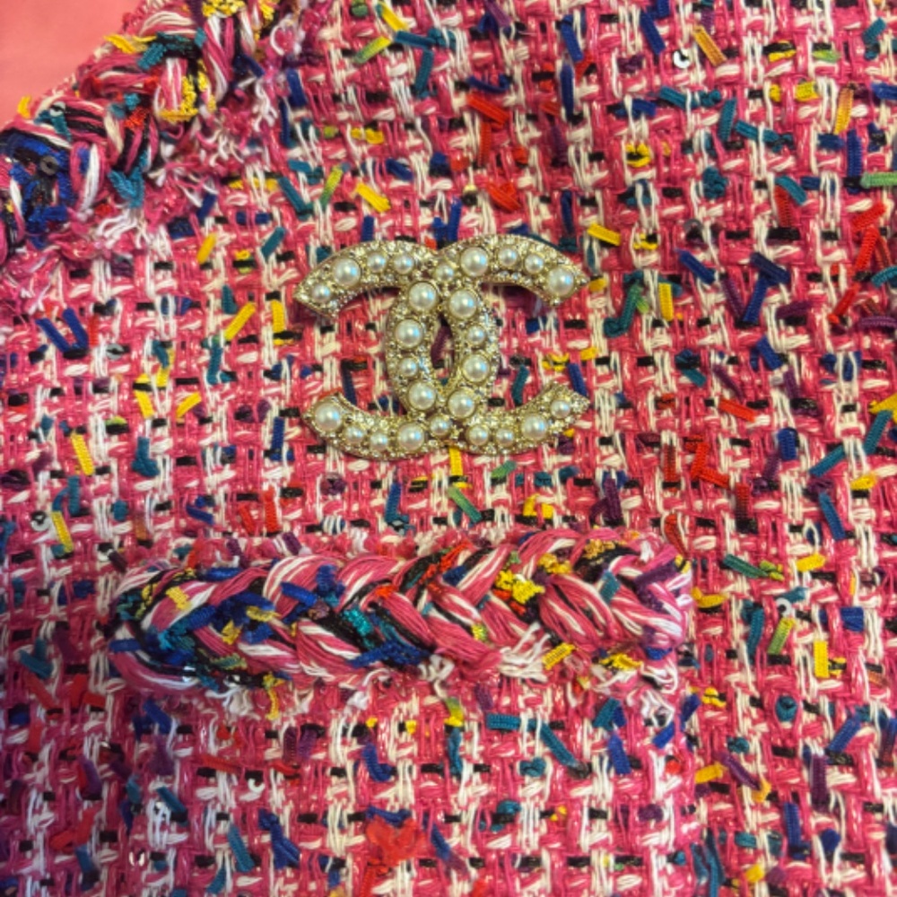 Brand New Chanel CC Logo Gold Pearl Crystal Brooch from 2020 SS Collection - Picture 5 of 5